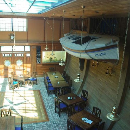Hermanuv Mestec Hotel Marina المظهر الخارجي الصورة