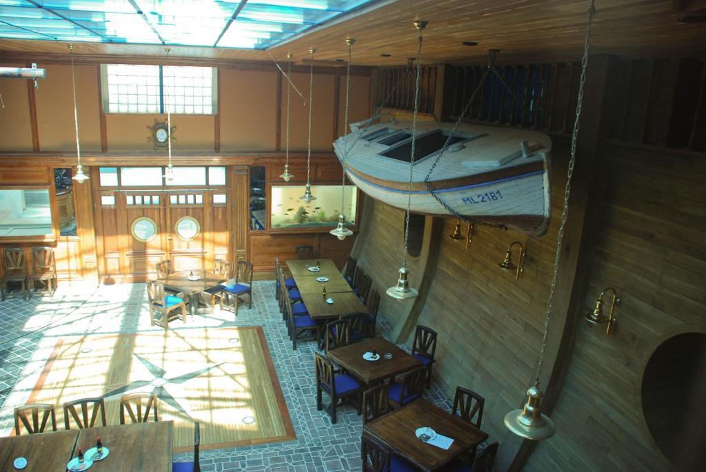 Hermanuv Mestec Hotel Marina المظهر الخارجي الصورة