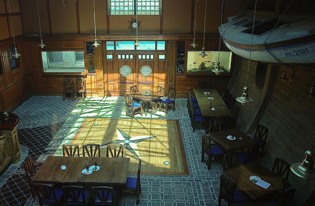 Hermanuv Mestec Hotel Marina المظهر الخارجي الصورة