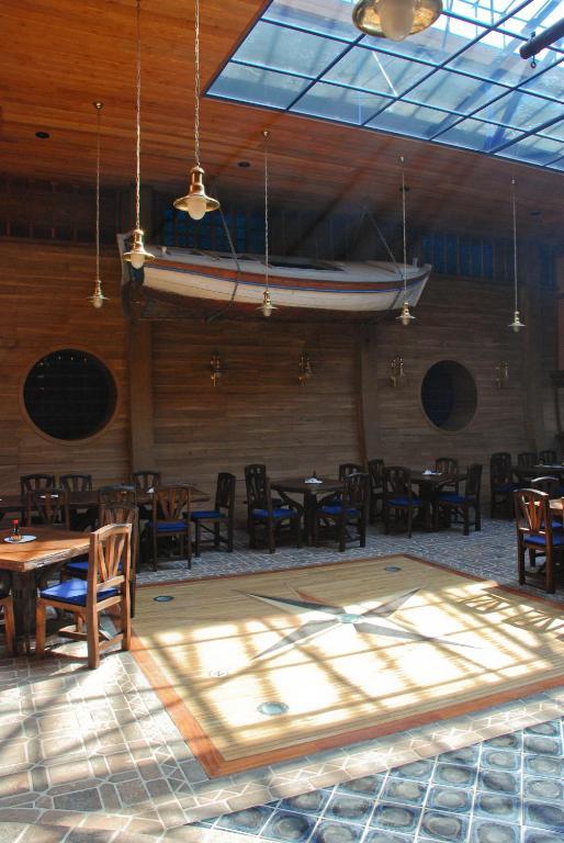 Hermanuv Mestec Hotel Marina المظهر الخارجي الصورة